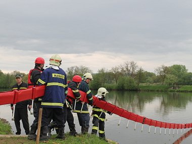 Taktické cvičení hasičů v přístavišti Spytihněv.