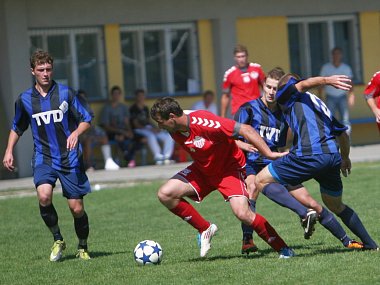 Divizní fotbalisté Slavičína (v modrém) v zápase s Brumovem. Ilustrační foto