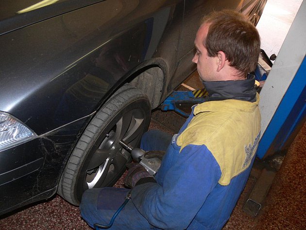Servisy už opravují auta poškozená kvůli výtlukům