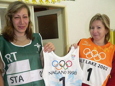 Švadleny Iryna Banachevičová (vlevo) a Martina Viktorínová ukazují některé ze startovních čísel pro sportovce, která velešínská dílna šila už pro nejednu zimní olympiádu. Zelená vesta je určena pro někoho z organizátorů her ve Vancouveru.