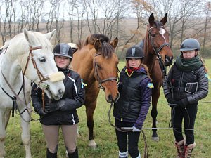 Jezdci a chovatelé koní z okolí se v sobotu setkali na tradiční Hubertově jízdě v Beňově, aby společně ukončili sezonu. 