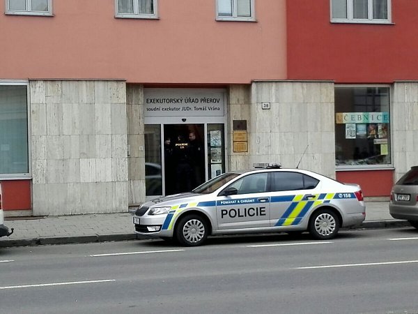 Policie zasahuje v budově Exekutorského úřadu Tomáš Vrány v Přerově