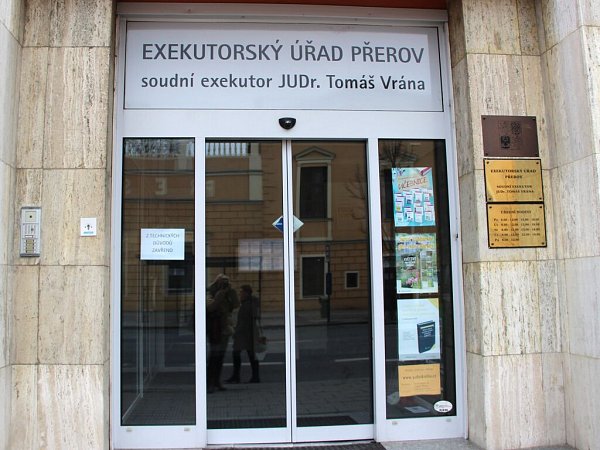 Situce na Exekutorském úřadě Tomáš Vrány v Přerově se ve středu ráno zklidnila – bylo totiž z technických důvodů zavřeno. Policie ale místo střežila celou noc.