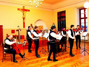 PŘED OLTÁŘEM. V kapli Vincentina koncertovala v sobotu cimbálová muzika Stanislava Gabriela se sólisty.