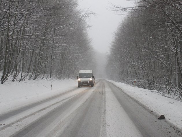 Na silnicích Vysočiny je rozbředlý nebo ujetý sníh, jsou sjízdné