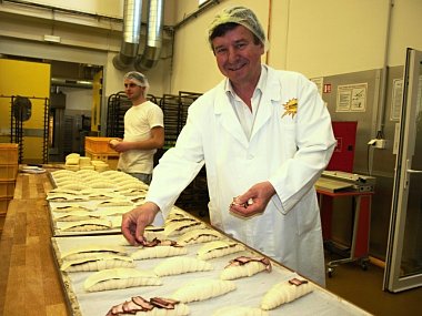 Ředitel Václav Konvalinka v nově zrekonstruované části pekárny, kde se odpoledne připravují novinku, smotané rohlíky se slaninou a sýrem.