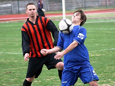 Hodonín záložník Reška (v modrém) patřil v zápase s Vyškovem k nejlepším domácím hráčům.