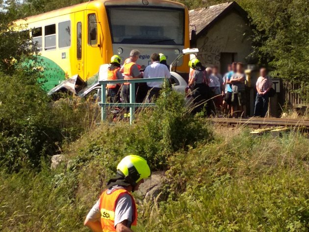 Na trati ze Znojma do Moravských Budějovic se srazilo auto s vlakem