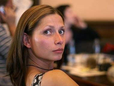 Z vyškovské střední zdravotnické školy se dostala až na pražskou DAMU – do ročníku vedeného i Borisem Rösnerem. Deset let pak Gabriela Míčová spojila s Divadlem Komedie. 