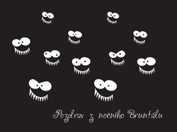 Nové pohlednice Bruntálu využívají popularitu zubatých žab. Pohledů s motivy tohoto novodobého loga města je celkem deset.