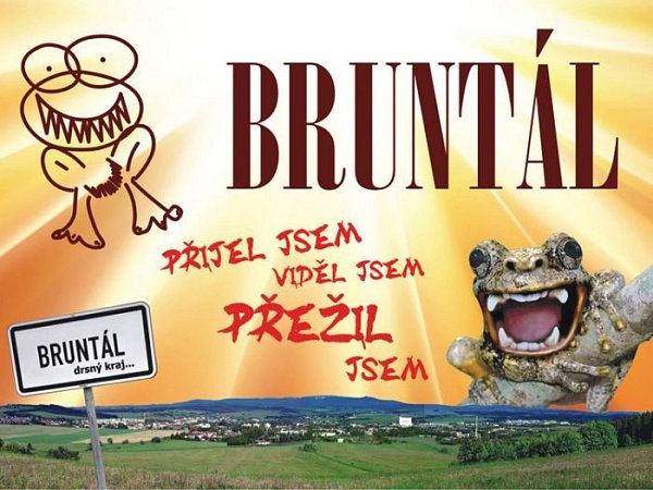 Nové pohlednice Bruntálu využívají popularitu zubatých žab. Pohledů s motivy tohoto novodobého loga města je celkem deset.