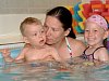Plavání miminek rozvíjí řadu schopností dětí, utužuje také vztah rodiče a dítěte.