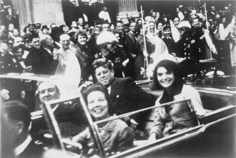 Chvíle před smrtí. Jeden z posledních snímků prezidenta Johna Fitzgeralda Kennedyho předtím, než byl na něj spáchan v Dallasu atentát.