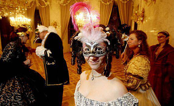 Glamour party 5. února v pražském Clam-Gallasově paláci otevřela festival Carnevale Praha 2010.