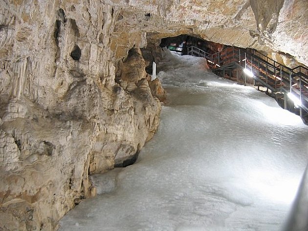 V roce 2008 ještě návštěvníci v Demänovské ledové jeskyni našli úchvatné ledové krápníky. V současnosti v jeskyni led téměř není.