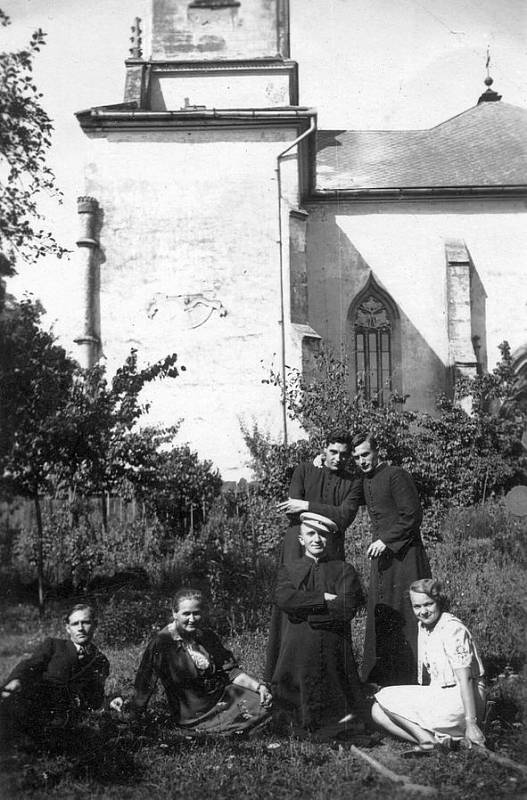 Na zahradě katolického kostela na Podkarpatsku v roce 1943. Katolické kostely na Volyni se bohužel na jaře téhož roku staly častým terčem masakrů