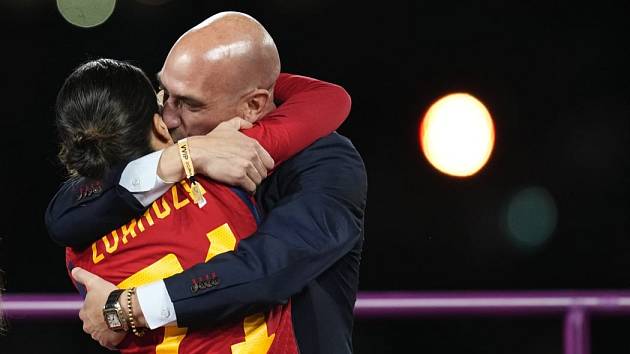 Šéf španělského fotbalu Luis Rubiales oslavuje malinko netradičně zlatý úspěch ženské reprezentace na letošním MS.