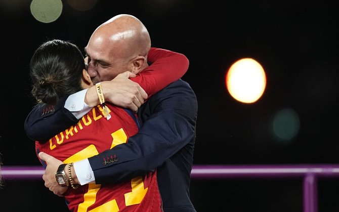 Šéf španělského fotbalu Luis Rubiales oslavil zlatý úspěch ženské reprezentace na letošním MS malinko netradičně.