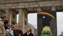 Americká ministryně zahraničí u dominové zdi v Berlíně.