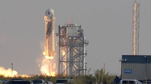 Start rakety New Shepard společnosti Blue Origin na hranici vesmíru.