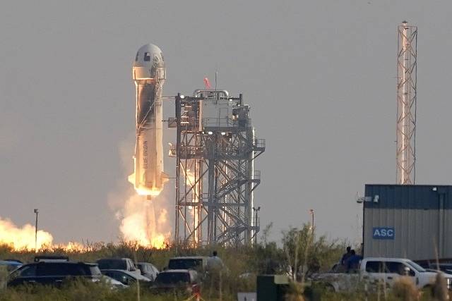 Start rakety New Shepard společnosti Blue Origin na hranici vesmíru.