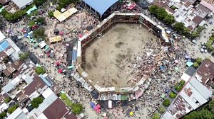Dron zachytil pád tribuny na býčích zápasech v Kolumbii. Několik lidí zemřelo