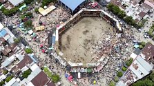 Při býčích zápasech v kolumbijském městě El Espinal se zřítila tribuna