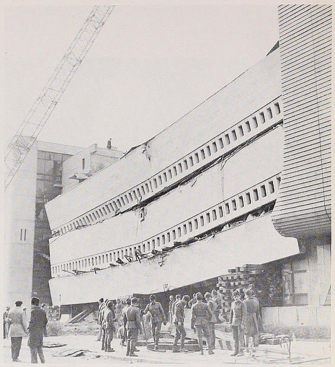 Budova rumunského výpočetního střediska, zhroucená po zemětřesení v roce 1977