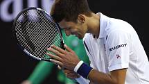 Novak Djokovič udělal v osmifinále Australian Open sto nevynucených chyb.