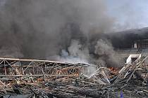 V Teplicích hoří opuštěný zimní stadion. Dělníkům, kteří rozkládají spadlou střechu, se zřejmě vznítilo její dřevěné obložení, což přerostlo v poměrně velký požár.