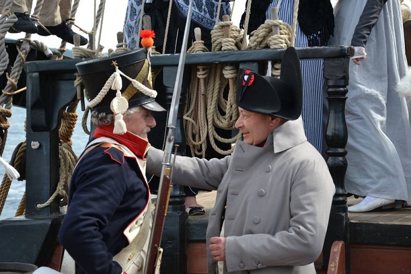 Italský ostrov Elba si v neděli připomenul 200. výročí internace Napoleona. Vzpomínkovou akci ve slunném dni si nenechaly ujít desetitisíce lidí. 