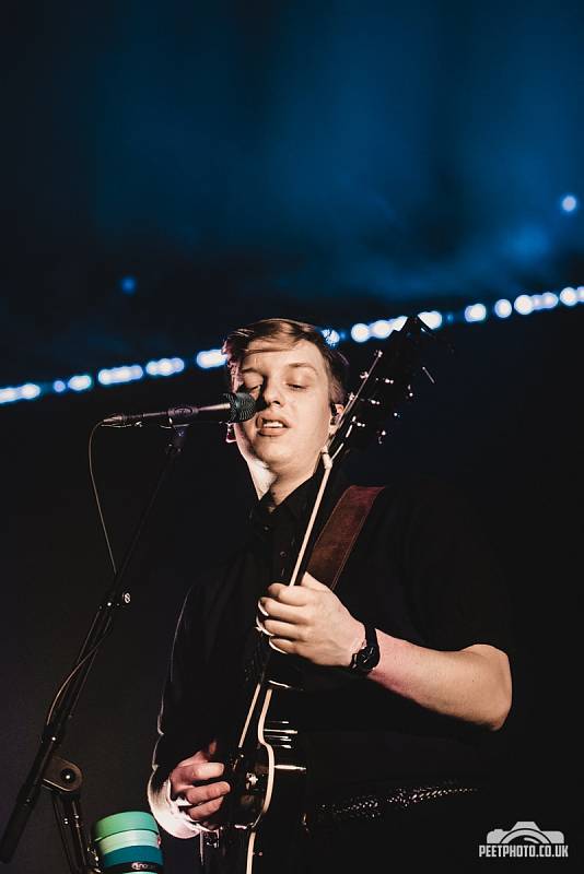 GEORGE EZRA ve vyprodaném Foru Karlín. Do Prahy se vrátí v květnu.