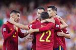 Španělští fotbalisté se radují z gólu Álvara Moraty v Lize národů.