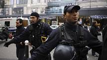 Policisté vyklízejí prostor před obchodním domem Printemps Haussmann v Paříži.