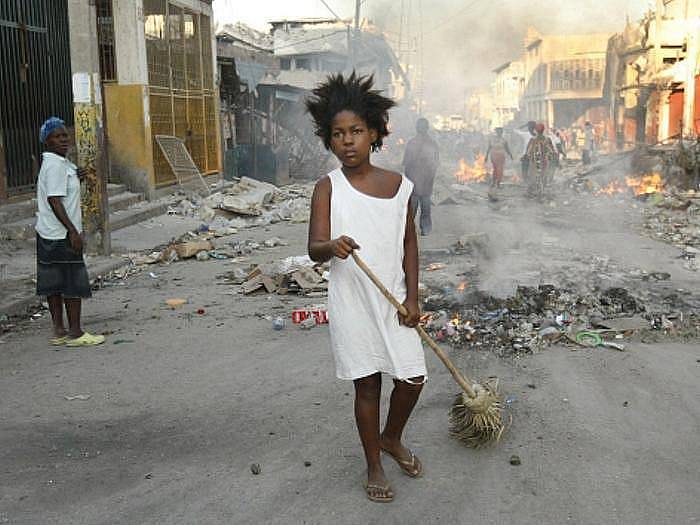 Na Haiti bylo zatčeno 10 Američanů podezřelých z pokusu o únos třicítky dětí do zahraničí přes Dominikánskou republiku. Ve vězení skončili i jejich dva domnělí haitští komplicové.