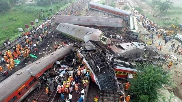 U železniční stanice ve vesnici Bahanaga na východě Indie vykolejil osobní expres a narazil do jiného vlaku. Při havárii zemřelo nejméně 288 lidí a dalších 900 utrpělo zranění. Jde o nejhorší železniční nehodu v Indii v tomto století