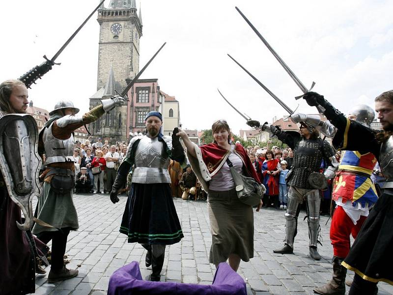 Zahájení slavnosti Královský průvod z Prahy na Karlštejn aneb Cesta Karla IV. s korunovačními klenoty.