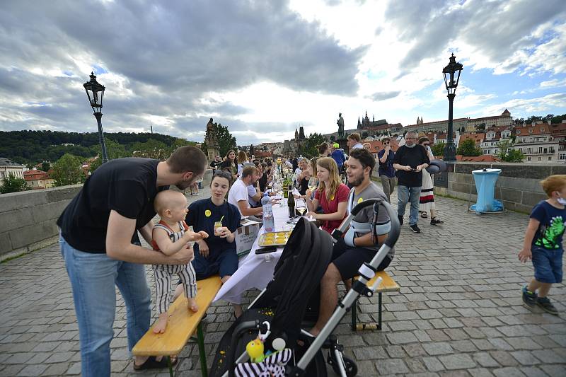 Sousedské slavnosti na Karlově mostě