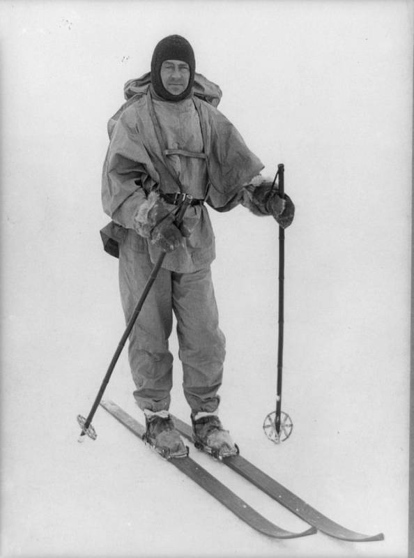 Robert Falcon Scott v zimní výstroji a na lyžích, rok 1911