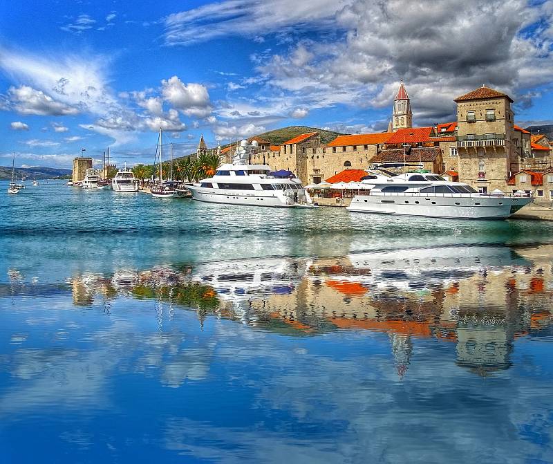 Trogir je dokonalou ukázkou neporušené středověké architektury. Je dokonce oficiálně uznáno UNESCO jako město světového děditství.