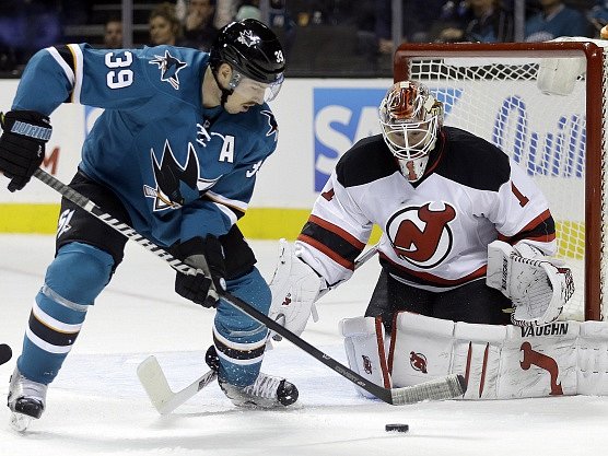 Logan Couture (San Jose Sharks) a gólman Keith Kinkaid (New Jersey Devils).