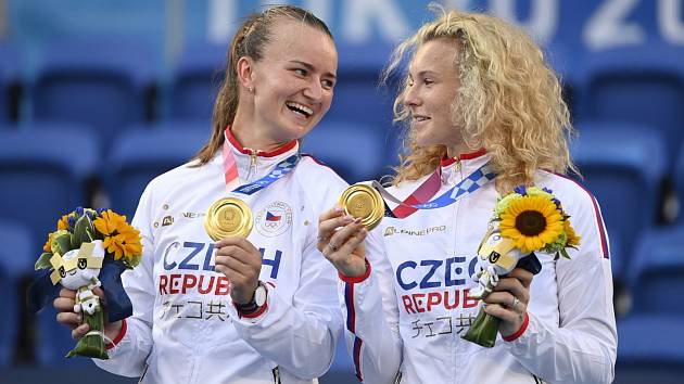 Barbora Krejčíková (vlevo) a Kateřina Siniaková se zlatými medailemi.