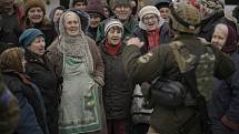 Obyvatelé Buči vítají ukrajinské vojáky.