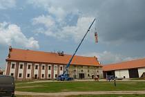 Dvůr Gigant Záluží na Plzeňsku po roce 1989 vypadal na zbourání. Po restituci ale Ivan Korec z polorozpadlého hospodářství vytvořil místo sloužící nejen zemědělství, ale i kultuře a lákající turisty.