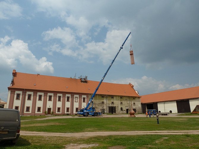 Dvůr Gigant Záluží na Plzeňsku po roce 1989 vypadal na zbourání. Po restituci ale Ivan Korec z polorozpadlého hospodářství vytvořil místo sloužící nejen zemědělství, ale i kultuře a lákající turisty.