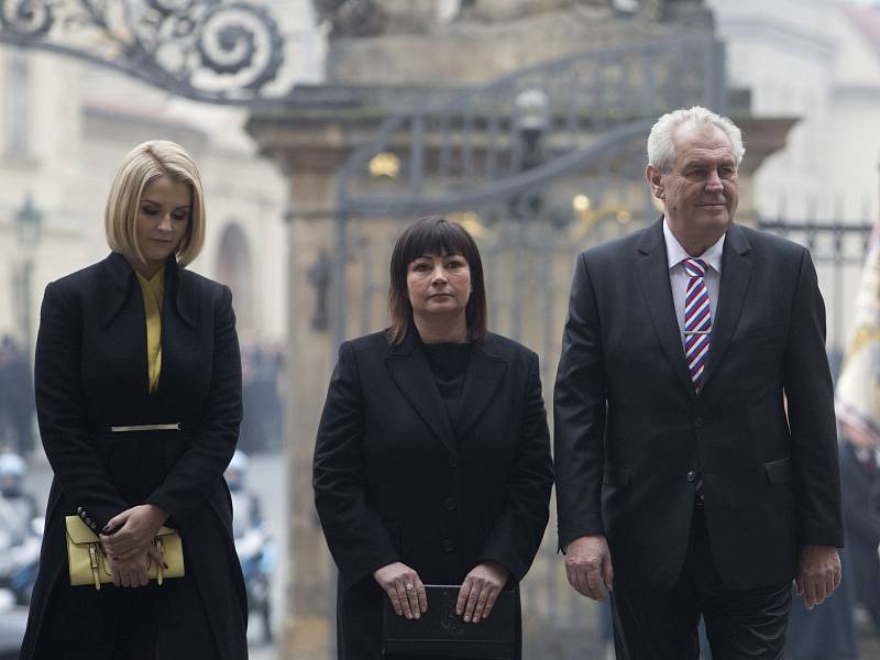Miloš Zeman přichází s dcerou a manželkou na Pražský hrad