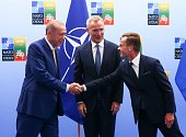 Turecký prezident Recep Tayyip Erdogan (vlevo) si třese rukou se švédským premiérem Ulfem Kristerssonem (vpravo) a šéfem NATO Jensem Stoltenbergem