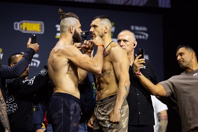 Jiří Procházka (vlevo) proti Aleksandaru Rakičovi během předzápasového vážení před galavečerem UFC 300
