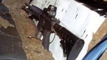 Poloautomatická puška Bushmaster XM-15 používaná odstřelovači, vybavená zásobníkem Stanag s 20 náboji a holografickým zaměřovačem