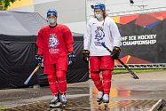 Čeští hokejisté (David Sklenička a Libor Šulák) cestou na trénink.